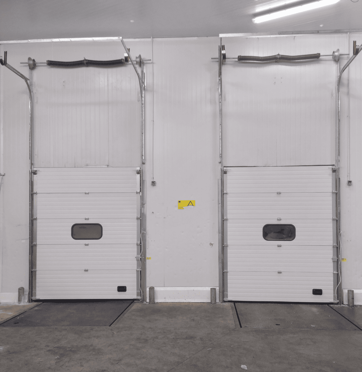 Andén de carga y portones bodegas